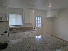 324 Sycamore Dr in Bakersfield, CA - Building Photo