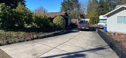 1205 Clinton Dr in Eugene, OR - Building Photo - Building Photo