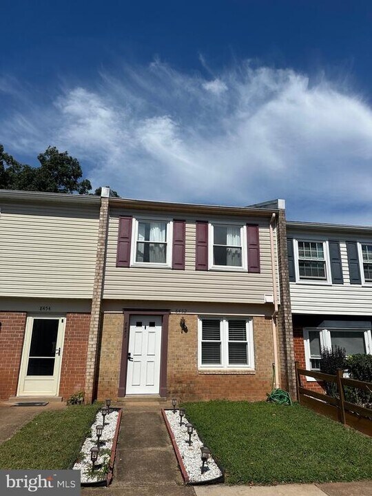 8452 Sandstone Way in Manassas Park, VA - Building Photo