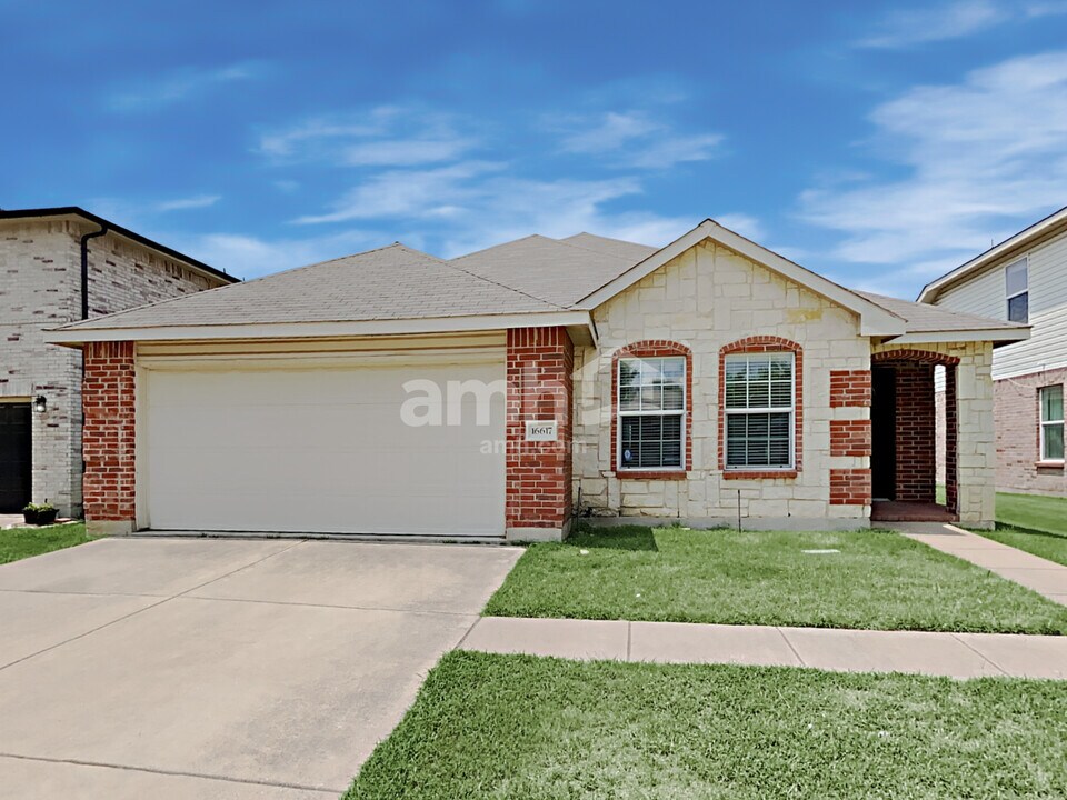 16617 J Cheshier Ct in Justin, TX - Building Photo