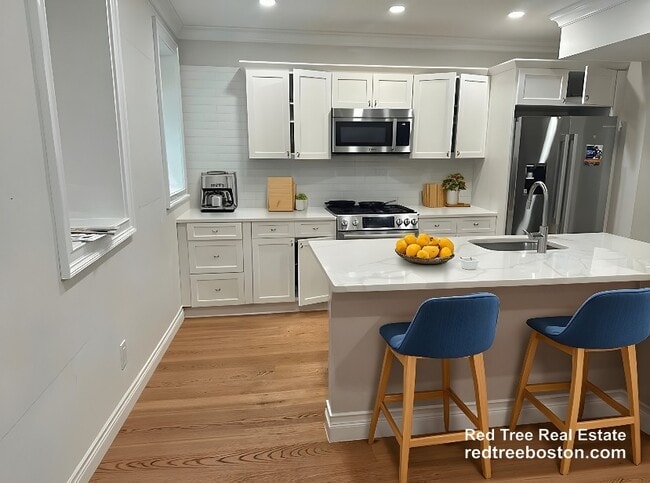 14 Mt Hood Rd, Unit 2 in Boston, MA - Foto de edificio - Building Photo