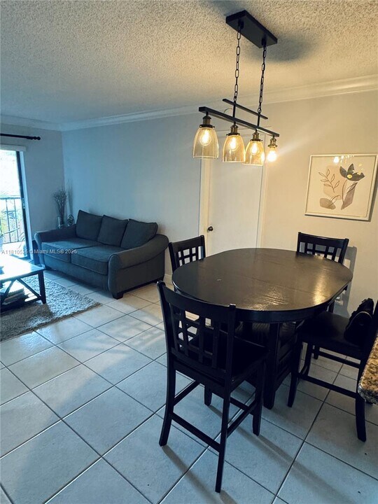 9722 Hammocks Blvd in Miami, FL - Building Photo