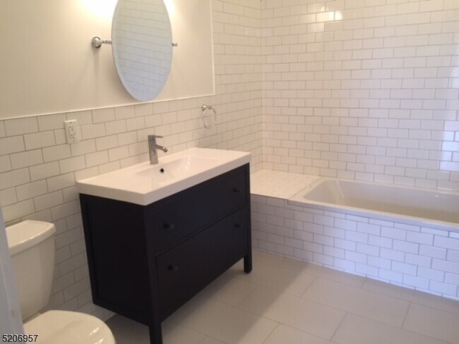 1086 S Orange Ave-Unit -4 in Newark, NJ - Building Photo - Building Photo