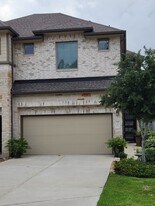 323 N Spotted Fern Dr in Montgomery, TX - Building Photo