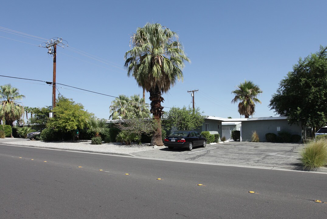 600 E Cottonwood Rd in Palm Springs, CA - Foto de edificio