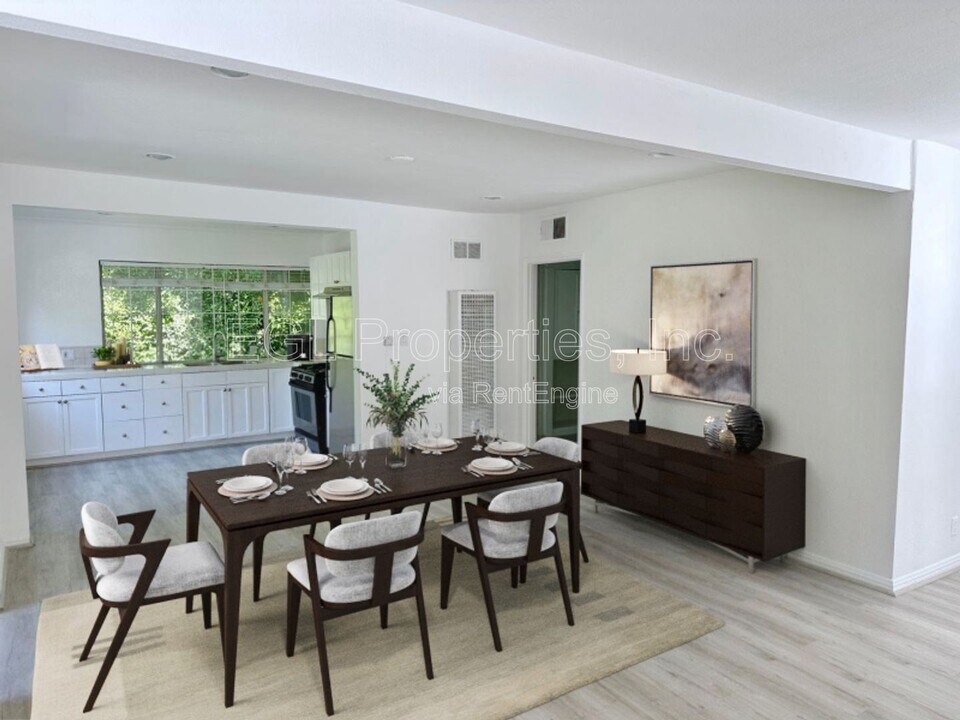 358 N San Vicente Blvd in West Hollywood, CA - Building Photo