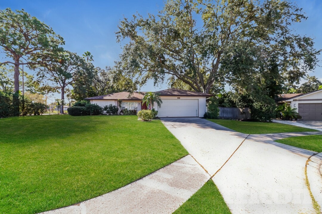 2641 Gleneagles Dr in Clearwater, FL - Building Photo