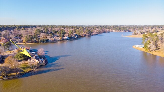 1511 W Lake Shore E in Huntsville, TX - Foto de edificio - Building Photo