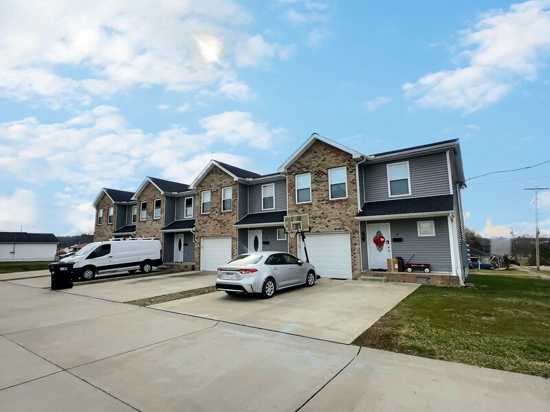 33 Madelaine Pl in Hurricane, WV - Building Photo