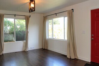 9533 N Buchanan Ave in Portland, OR - Building Photo - Building Photo