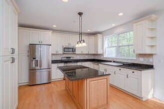 82 Suzie Dr in Newtown, CT - Building Photo - Building Photo