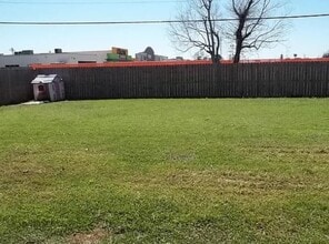 114 S 9th St in Nederland, TX - Building Photo - Building Photo