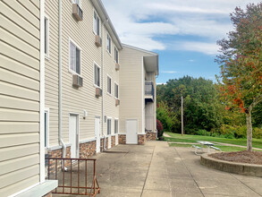 Colonnade Apartments in Effingham, IL - Building Photo - Building Photo