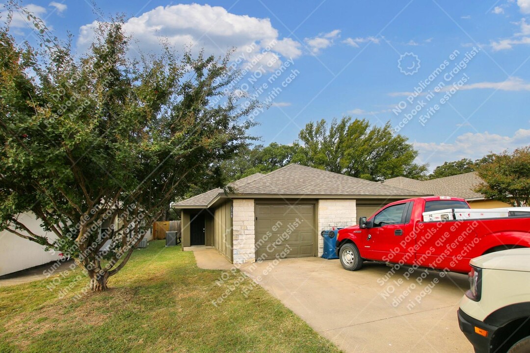 2806 James Rd in Granbury, TX - Foto de edificio