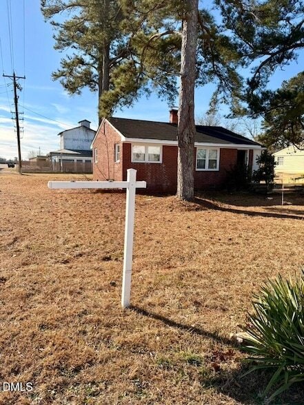 property at 910 E Divine St