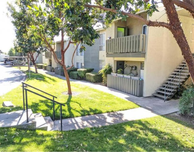 830 W Lincoln Ave in Escondido, CA - Building Photo - Building Photo