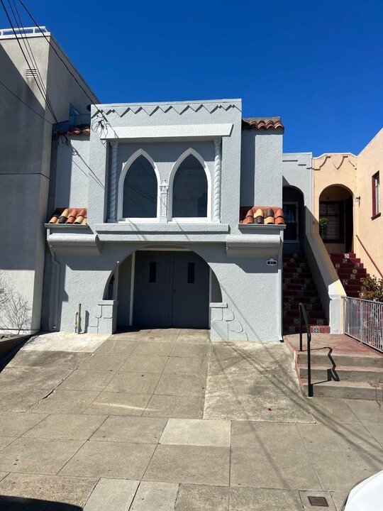 61 Seneca Ave in San Francisco, CA - Foto de edificio