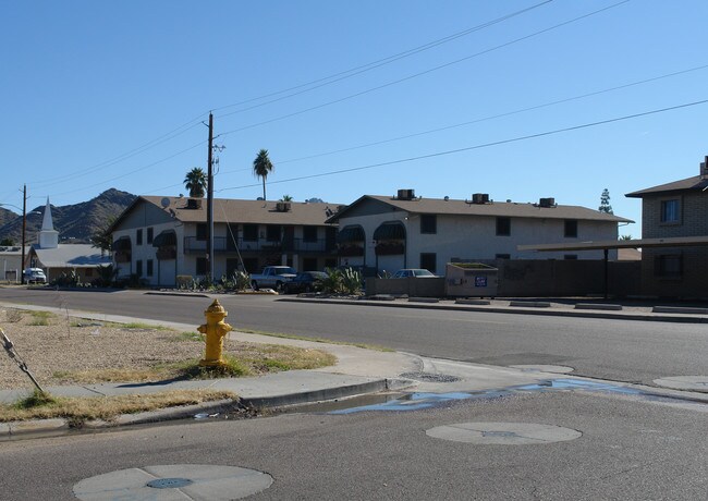 Dunlap Manor in Phoenix, AZ - Building Photo - Building Photo