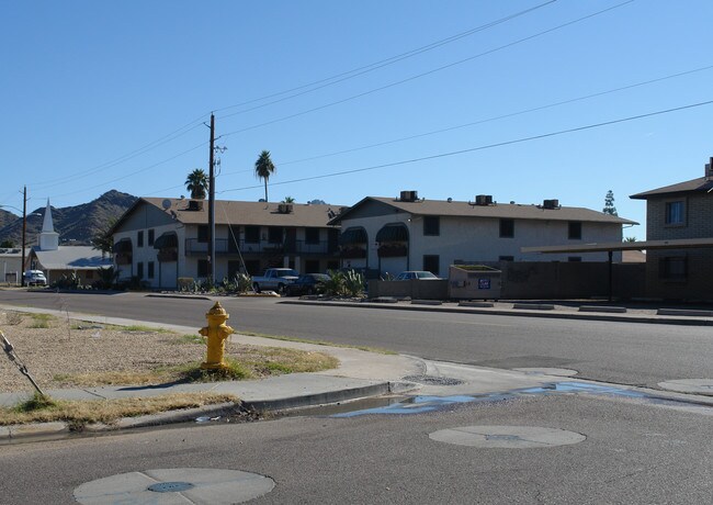 Dunlap Manor in Phoenix, AZ - Foto de edificio - Building Photo