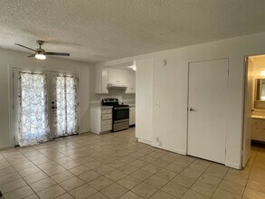 21317 Lake Shore Dr-Unit -#28 in California City, CA - Building Photo - Building Photo