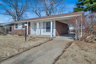 1449 Coachway Ln in Hazelwood, MO - Foto de edificio - Building Photo
