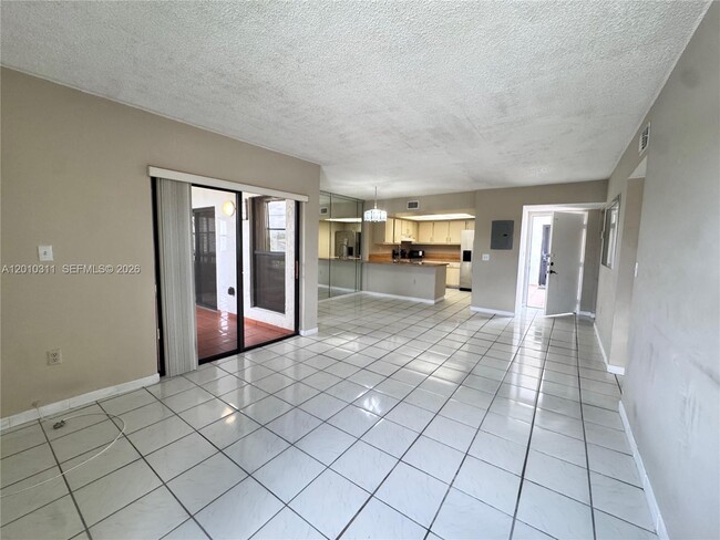 10893 NW 7th St in Miami, FL - Building Photo - Building Photo