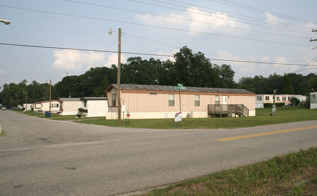 Oak Shades MHP in Disputanta, VA - Building Photo - Building Photo