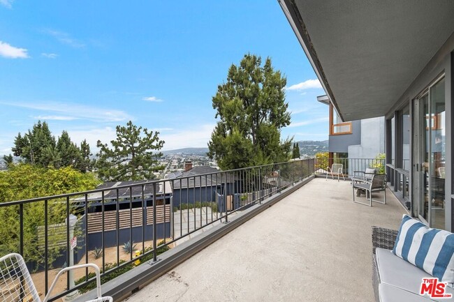 3831 Franklin Ave in Los Angeles, CA - Building Photo - Building Photo