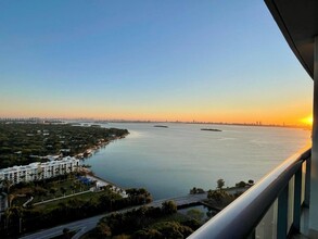 601 NE 36th St, Unit # 2604 in Miami, FL - Building Photo - Building Photo