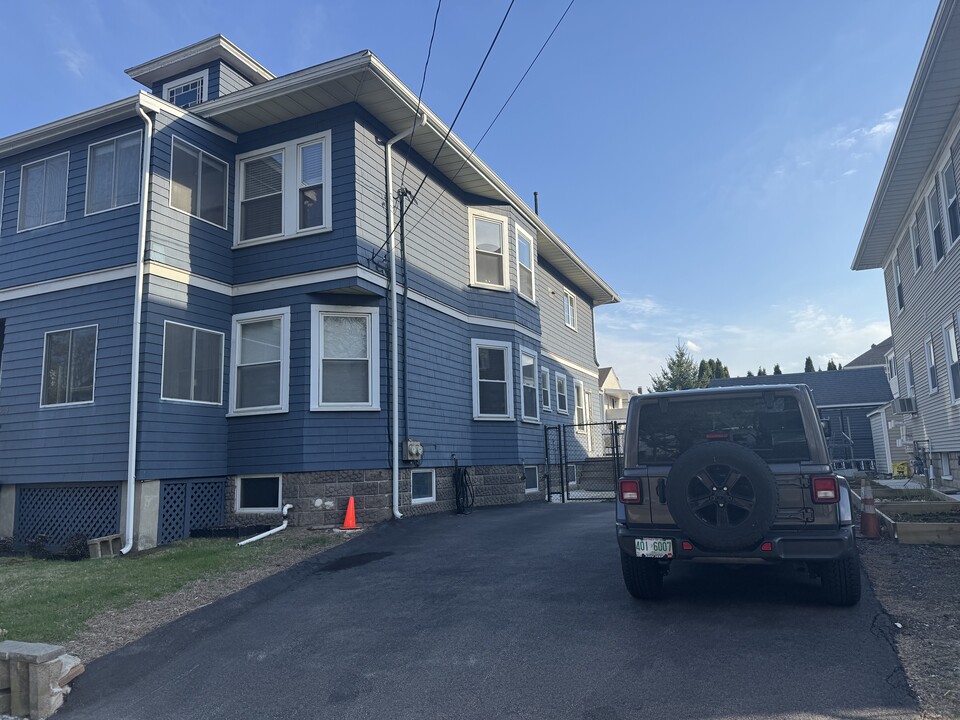 567 Riverside Ave, Unit 2 in Medford, MA - Foto de edificio