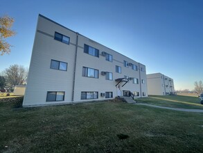 404-408 Sunrise Cir in Moorhead, MN - Building Photo - Building Photo