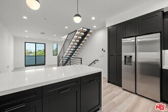 11304 Victory Blvd in Los Angeles, CA - Building Photo - Building Photo