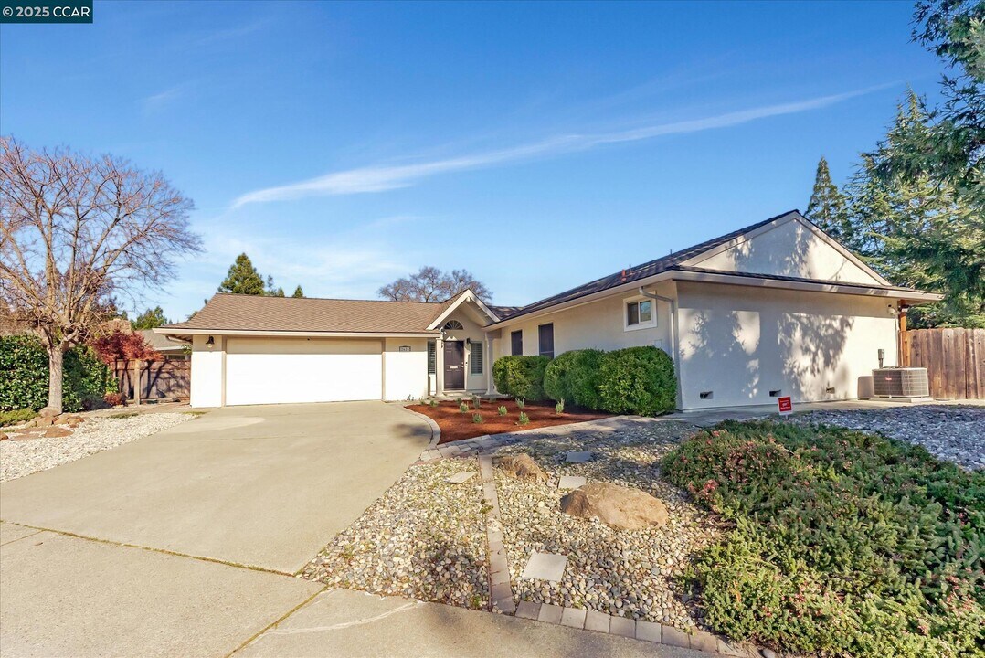 2626 Lariat Ln in Walnut Creek, CA - Building Photo