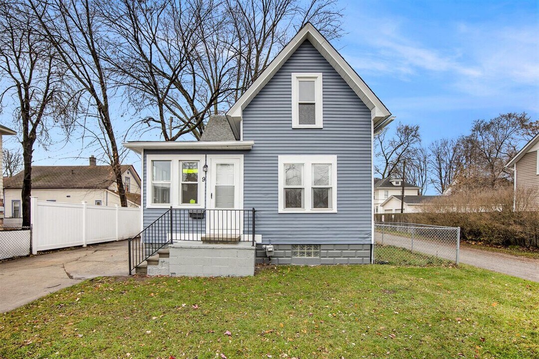 9 Hubbard St in Mount Clemens, MI - Building Photo