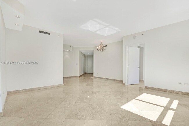 801 Brickell Key Blvd in Miami, FL - Building Photo - Building Photo