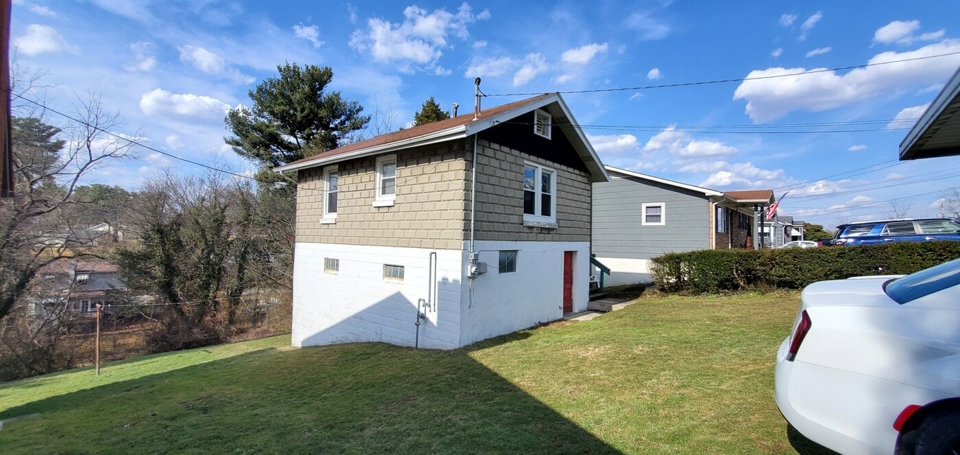 102 Lauren Ave in Beckley, WV - Building Photo