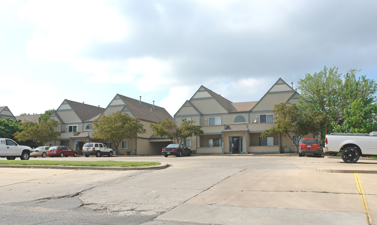 peppertree Apartments in Lawrence, KS - Building Photo