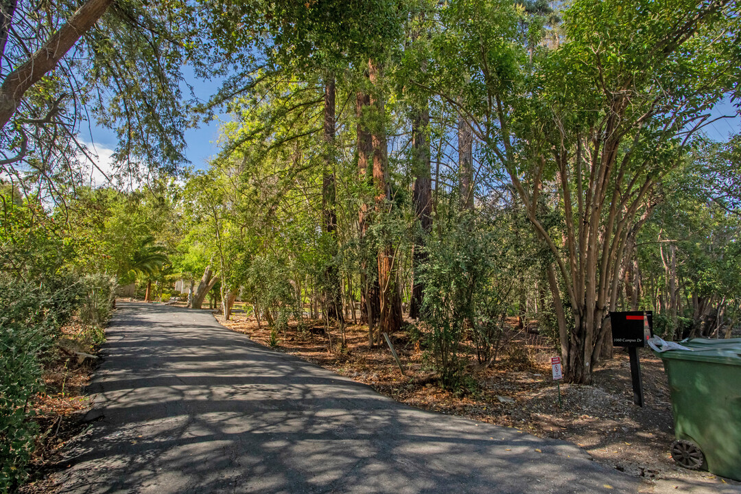 1060 Campus Drive in Stanford, CA - Building Photo