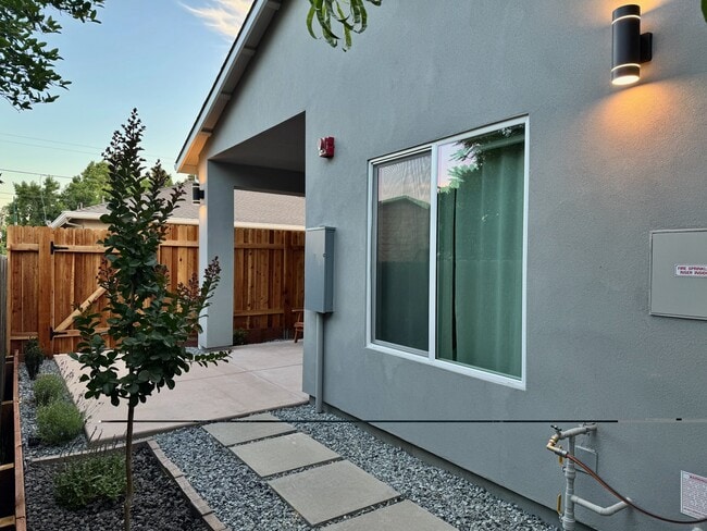 711 N Hobson Ave in West Sacramento, CA - Foto de edificio - Building Photo