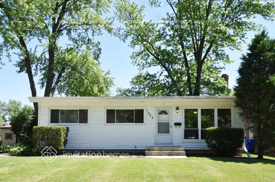 1902 E Evergreen St in Wheaton, IL - Building Photo