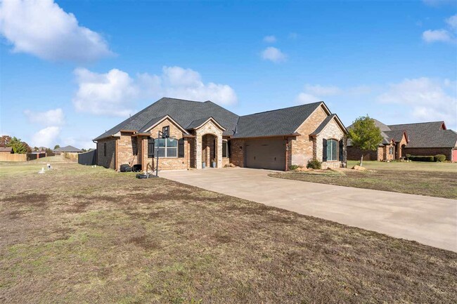 304 Harlee Dr in Elgin, OK - Foto de edificio - Building Photo