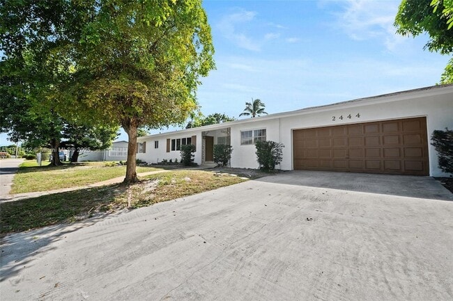 2444 Plunkett St in Hollywood, FL - Foto de edificio - Building Photo