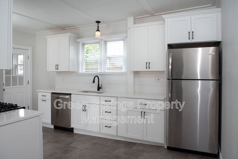 21 Granite St in Saratoga Springs, NY - Building Photo