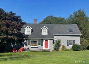 12 Taunton Lake Dr in Newtown, CT - Building Photo