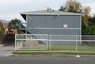 Raymond Apartments in Altadena, CA - Foto de edificio - Building Photo