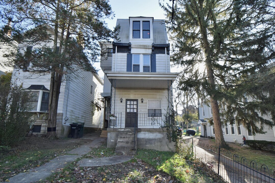 623 Riddle Rd, Unit 2 in Cincinnati, OH - Building Photo