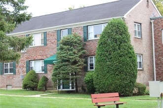 1065 Fenwood Dr in Valley Stream, NY - Foto de edificio - Building Photo
