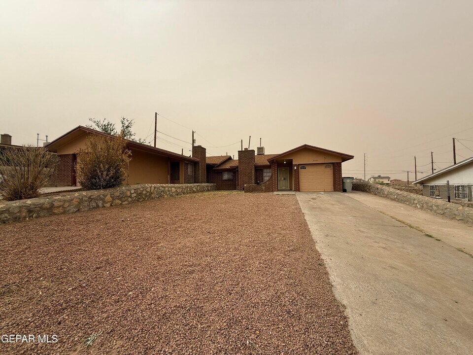 3911 Moonlight Ave in El Paso, TX - Building Photo