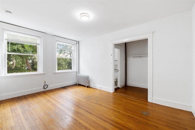 170 Maple St, Unit 110 in Malden, MA - Foto de edificio - Building Photo