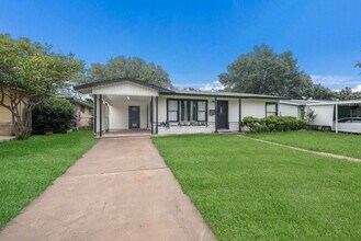 323 Craigmont Ln in San Antonio, TX - Building Photo - Building Photo